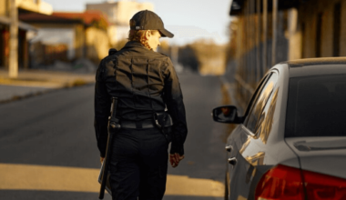 delegada-de-policia-observando-viatura