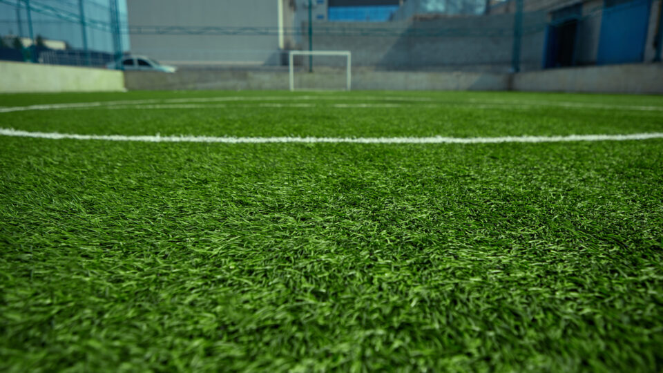 Bala de borracha em goleiro: PM atira durante partida de futebol em Goiás