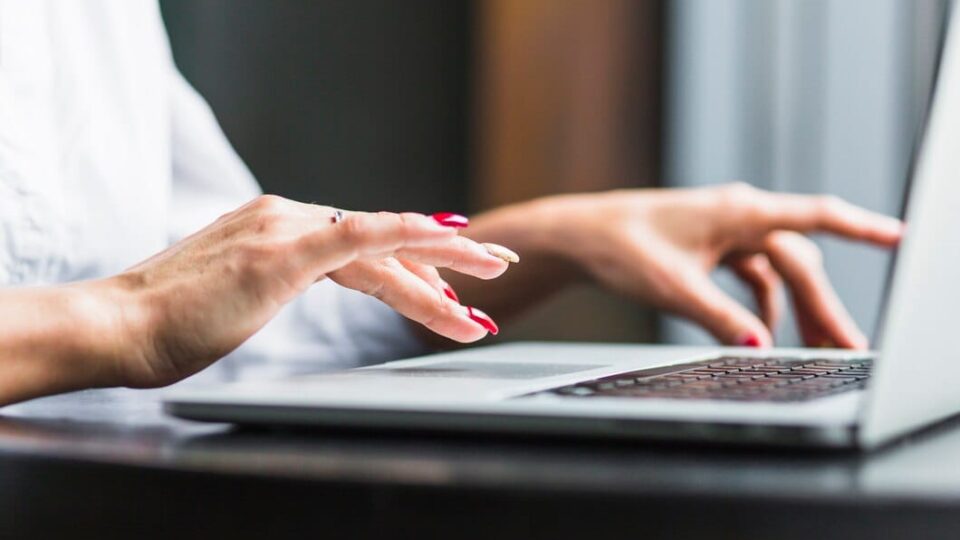 CNJ pune juíza com afastamento de 60 dias devido a postagens discriminatórias nas redes sociais – Análise Jurídica