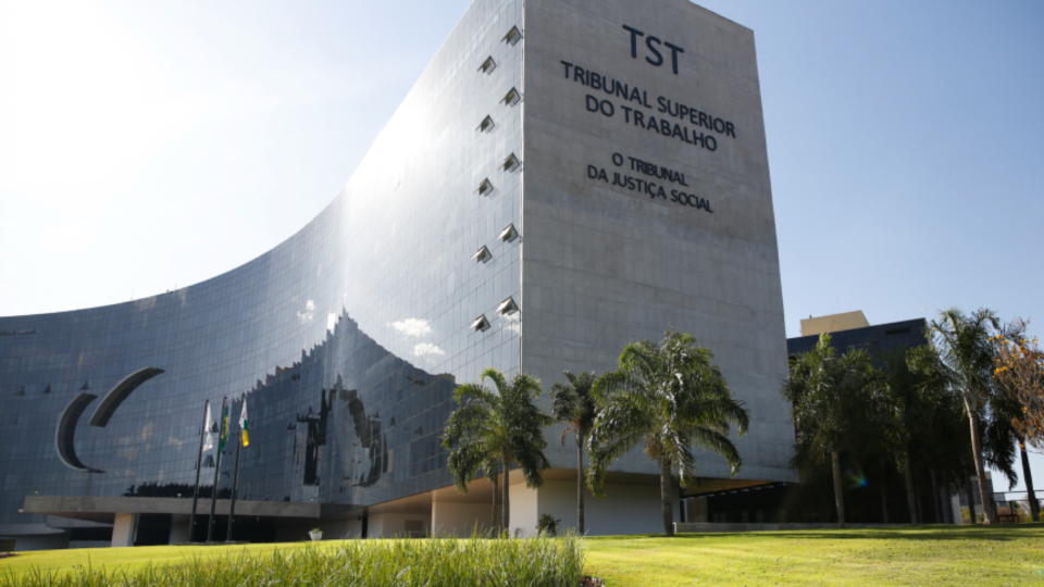 TST consolida 21 temas como precedentes obrigatórios