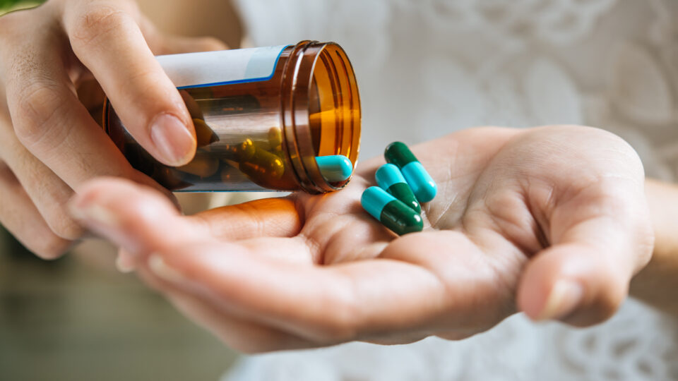 Conselho Federal de Medicina veta terapia hormonal a jovens trans