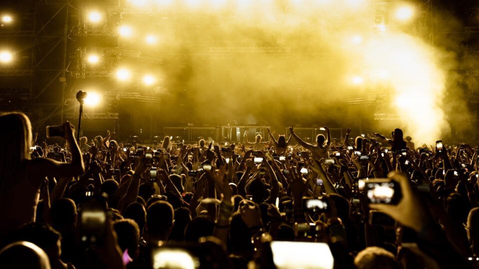 Contratação de shows sem licitação sempre é improbidade?