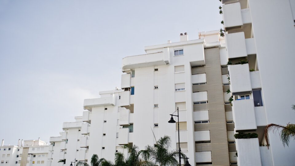 Direito de propriedade: aluguel via Airbnb em condomínios