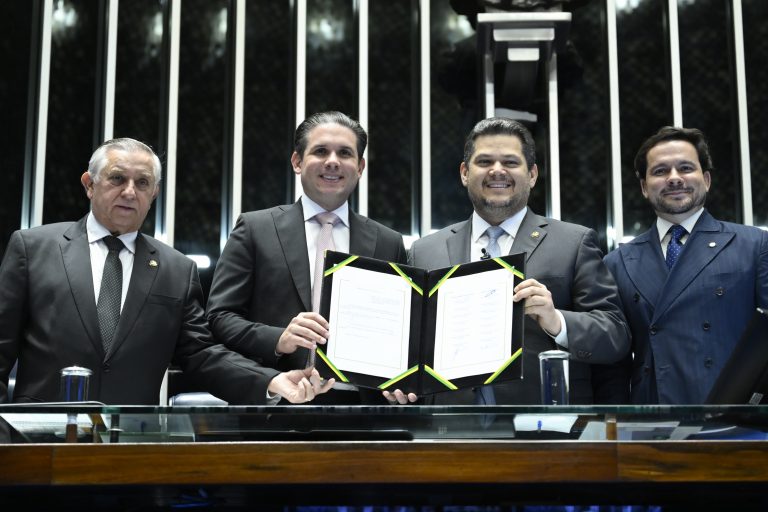 EC 138/2025 – Acúmulo de cargo de professor