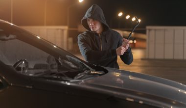 Roubo contra trabalhador torna a pena mais grave?