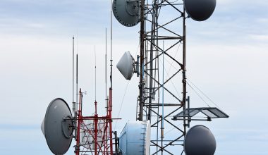 Constitucionalidade de exigência de licenciamento ambiental para ERBs